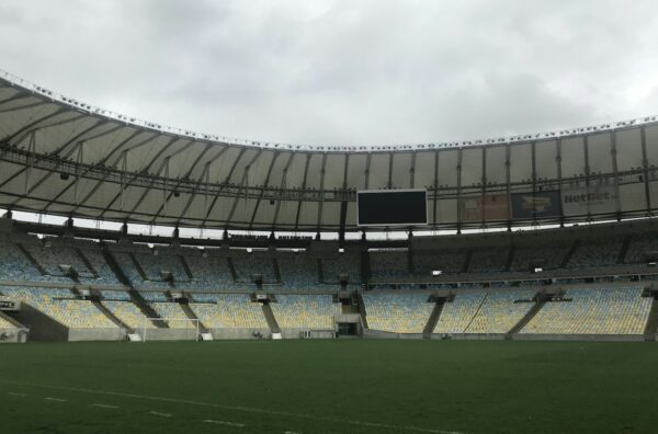 Clube é punido com proibição de contratar por dívida com rival
